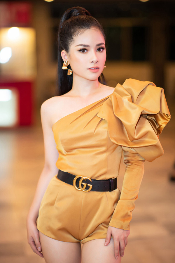 Nếu như khi mới vào nghề, Hoàng Yến thường ăn mặc kín đáo khi đi diễn thì nay cô có sự chuyển mình, ngày càng chuộng phong cách sexy.