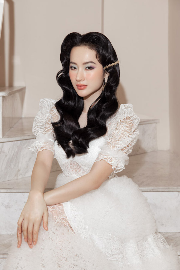 Một lần, Angela Phương Trinh thu hút sự chú ý khi xuất hiện tại sự kiện ở TP.HCM. Cô chọn mặc một chiếc đầm công chúa điệu đà, mái tóc được đầu tư tỉ mỉ.