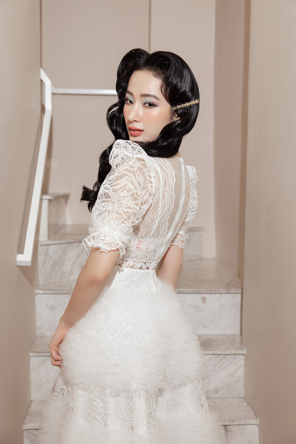 Chi tiết váy ren bồng bềnh, nửa kín nửa hở giúp Phương Trinh tạo điểm nhấn, sự khác biệt.
