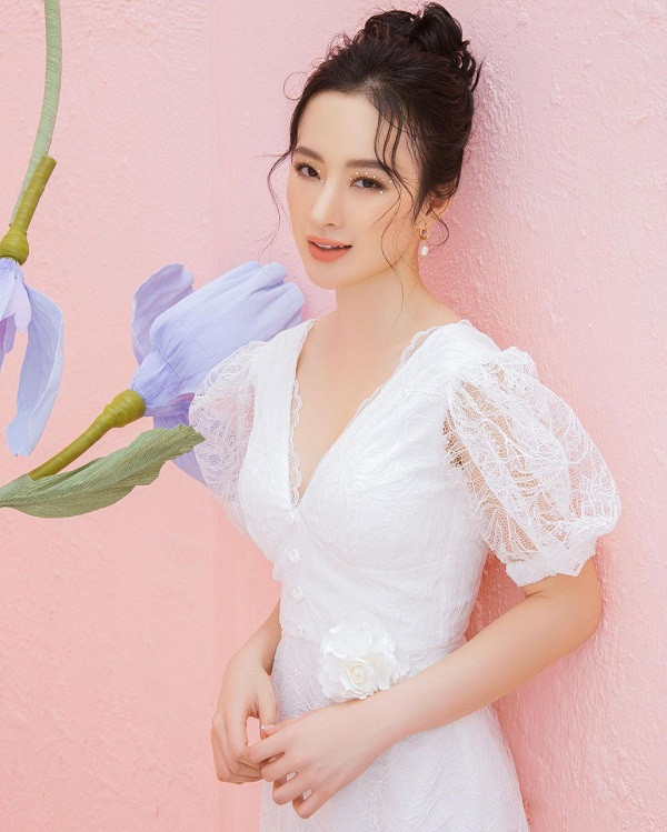 Chia sẻ về sự thay đổi của mình, Angela Phương Trinh cho biết: “Ở đời thường, Trinh vẫn là cô gái giản dị, hướng về Phật, ăn chay trường.