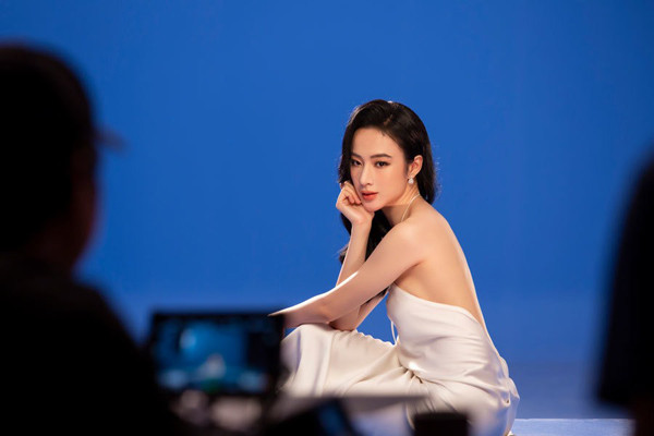 Thiết kế váy lụa giúp diễn viên sinh năm 1995 khoe khéo tấm lưng trần nõn nà, mịn màng không tì vết.