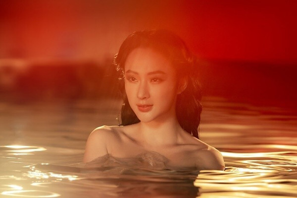 Angela Phương Trinh trở nên hấp dẫn với mái tóc ướt át, ngâm mình dưới làn nước.