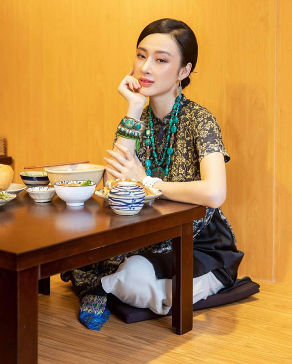 Phát nguyện ăn chay trọn đời, Angela Phương Trinh liên tục nhận được lời khen về nhan sắc. Nhiều bình luận cho rằng diễn viên “Mùi ngò gai” ngày càng thể hiện sự trưởng thành và bình thản trước cuộc sống.