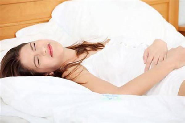 Thói quen dùng thuốc kháng sinh, thuốc tránh thai quá nhiều cũng có thể gây viêm vùng kín. Khi đi vào cơ thể, các loại thuốc này làm mất cân bằng pH âm đạo, biến đổi môi trường âm đạo làm cho các vi khuẩn có hại phát triển gây bệnh. Ảnh: Sohu, Internet.