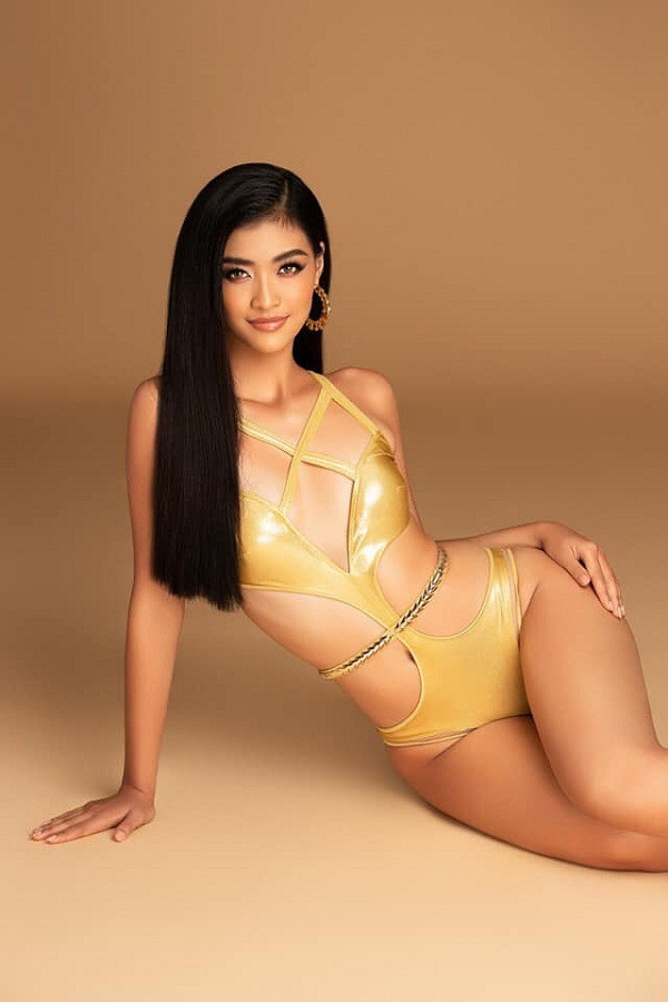 Cô cũng không ngại khoe hình ảnh mặc bikini.
