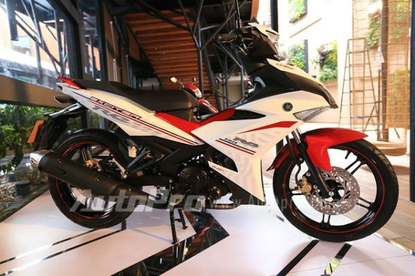 ... Trong đó Yamaha Exciter 150 nổi bật với động cơ xi-lanh đơn, 4 kỳ, làm mát bằng chất lỏng, phun xăng điện tử, dung tích 149,7 cc mới, công suất tối đa 15,4 mã lực, mô-men xoắn cực đại 13,8 Nm.