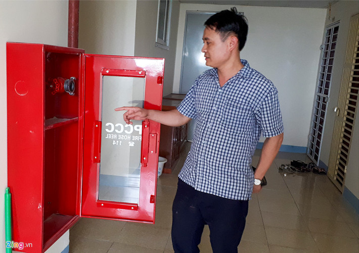 Anh Nguyễn Cảnh Toàn (cư dân tại khu chung cư) cho biết từ khi bàn giao nhà đến nay chủ đầu tư cũng không lắp đặt thêm thiết bị gì khác. "Cư dân ở đây nhiều lần kêu và gửi đơn lên chủ đầu tư nhưng chưa nhận được phản hồi", anh nói.