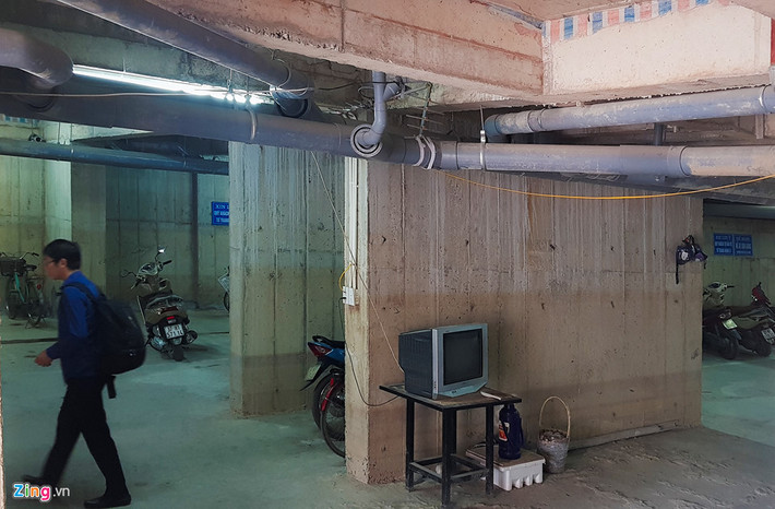 Bên trong tầng hầm để xe máy chưa được lắp đặt các thiết bị chữa cháy nếu xảy ra sự cố.