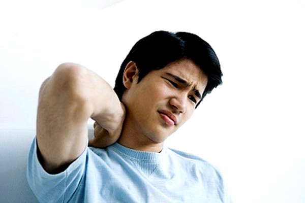 7. Đau xương và đau cơ. Đau xương và cơ không rõ lý do thì nên đi khám bạch cầu. Cơn đau xảy ra khi tủy xương nở do sự tích lũy bạch cầu bất thường. Người bệnh có thể thấy đau nhói hoặc âm ỉ, tùy thuộc vào chỗ đau. Xương dài nơi chân và cánh tay là những vị trí đau phổ biến nhất. Điều này là kết quả của tủy xương bị lấp đầy bởi các tế bào bất thường.