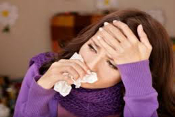 1. Có những triệu chứng giống như cúm. Nếu bạn có những triệu chứng như ớn lạnh dai dẳng, đêm đổ mồ hôi hay sốt và đau cơ thì đó có thể là dấu hiệu của bệnh bạch cầu. Nếu các triệu chứng này giảm dần sau vài ngày thì bạn không cần lo lắng quá.