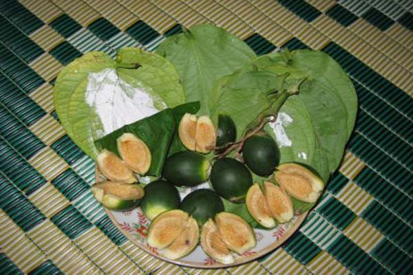 Vôi để quết khi ăn cau trầu cũng tạo ra hàng tá những đường rãnh li ti trong khoang miệng mà mắt thường không nhìn thấy, tạo cơ hội cho ung thư phát triển.