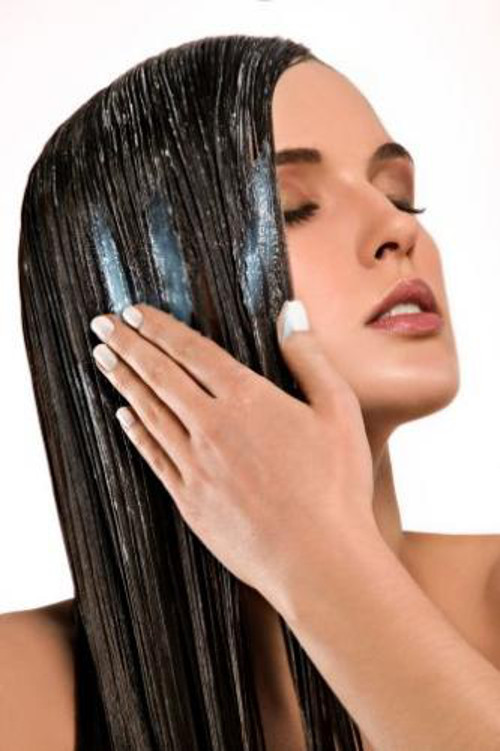 Thoa kem dưỡng tóc. Mái tóc rối là nỗi lo lắng của nhiều chị em. Thoa đều kem dưỡng lên tóc ẩm. Dùng lược thưa chải đều rồi búi tóc thành lọn to trước khi đi ngủ. Khi thức dây, chỉ cần thả tóc ra là có một mái tóc mượt mà. Ảnh: toc