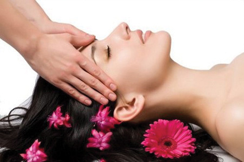 Mát xa da đầu. Nhẹ nhàng mát xa da đầu bằng đầu ngón tay trước khi đi ngủ là một trong những thủ thuật đơn giản giúp kích thích tóc nhanh mọc. Ảnh: phauthuatcaytoc
