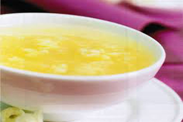 Chè bắp ngô cồn Hến. Đến thăm xứ Huế mà không ăn cơm hến và chè bắp cồn Hến thì thật chưa phải đã đến Cố đô. Bắp phải là thứ gieo trồng ngay ở bãi phù sa quanh cồn. Người ta lấy bắp non về nạo thành bột mịn, nấu với đường hoa mai. Cùi bắp không vất bỏ mà được luộc lọc lấy chất nước ngọt, nấu chung với bắp đã bào mịn đến độ chín rền để cho ra một ly chè vừa có vị thơm bùi, béo ngọt của bắp non, vừa có vị ngọt man mát của đường, khiến ăn mấy ly không chán. (Ảnh: Tlnet).