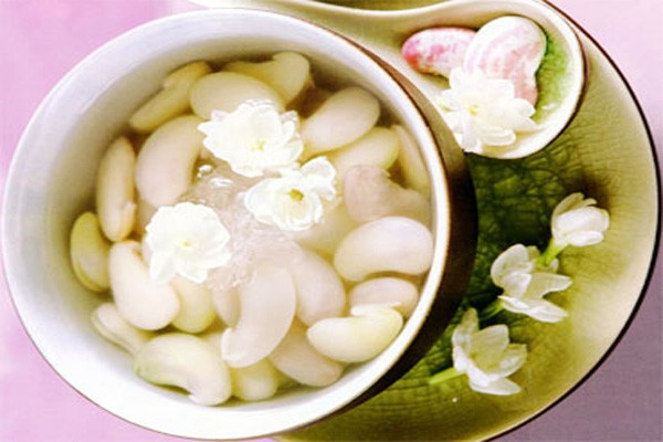 Chè đậu ngự. Nếu khi xưa món chè này được dùng trong cung đình, thì ngày nay nó thường được người Huế dùng trong những dịp đặc biệt hoặc chiêu đãi khách. Về hình thức, món chè đậu ngự có thể sẽ khiến nhiều thực khách thấy hơi bất ngờ vì nó quá thanh cảnh, thậm chí có thể được cho là giản dị. Ấy vậy mà sự giản dị đó sẽ là sự thanh nhã đến tuyệt vời, với những hạt đậu trắng nõn cùng nước chè trong veo và mùi thơm nhẹ nhàng phảng phất. (Ảnh: Hoidulich).