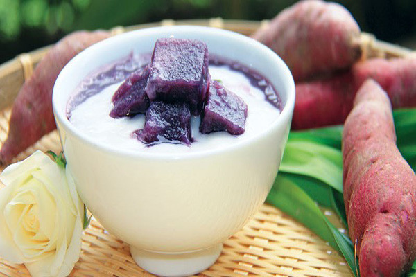 Cái khéo léo của người nấu chè là cân đo nguyên liệu sao cho hòa hợp. Thậm chí, thêm đường sao cho vừa để mất đi mùi thơm của nước dừa cũng là cả nghệ thuật của người dân nơi đây. Chè có vị thơm và ngọt thanh, vừa ăn vừa nhớ lại những tà áo dài tím biếc cả chiều sông Thương thì chén chè càng đậm hơn trong lòng thực khách. (Ảnh: Otofun).