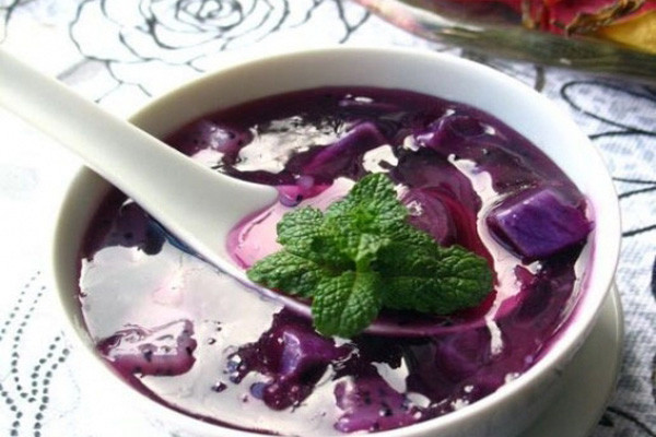 Chè khoai tía. Rất nhiều vị khách ưa thích món chè này vì màu sắc và hương vị đặc biệt của nó. Những củ khoai tím có thể cho ra đời những cốc chè thích hợp để giải nhiệt trong những ngày nắng nóng. Cách nấu món chè này rất đơn giản, gần giống với chè đậu xanh đánh nhưng mùi vị thì đậm đà, thoáng chút hương gừng thơm nồng. (Ảnh: Dep&khoe).