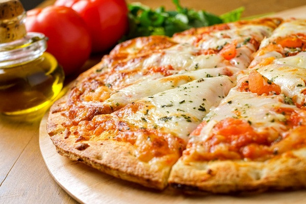 Bánh làm thành công sẽ có phần vỏ nở đều, giòn rụm, thơm mùi bơ, vị ngọt vừa phải. Bề mặt bánh có phần sốt nên không bị khô, mà thấm đều vào đế bánh, giúp cho đế bánh cũng có vị ngọt dịu nhẹ. Chịu khó lăn vào bếp hí hoáy một tý là bạn đã có bánh pizza ngon để thưởng thức rồi (Ảnh: inkfry.com)
