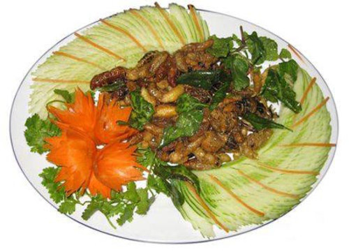 Nhộng ong xào là món ăn vừa nhanh lại ngon bổ. Sau khi phi thơm hành tỏi thì đổ nhộng ong vào xào với ít nước mắm, tiêu bột. Dùng đũa khuấy nhẹ để tránh nhộng ong bị vỡ. Lá chanh thái chỉ, một ít rau thơm, vài lát ớt rừng sẽ giúp món ăn dậy mùi, thơm ngon. Ảnh: thegioicontrung