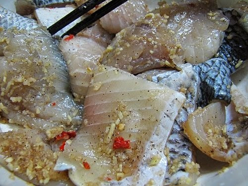 Cá kho đinh lăng không tanh, có mùi thơm hấp dẫn, bùi và rất lạ miệng. Cá sau khi làm sạch, cắt khúc, ướp gia vị cho thấm. Khi nồi cá sôi, cho lá đinh lăng đã cắt ngắn vào. Ảnh: camnangdoisong
