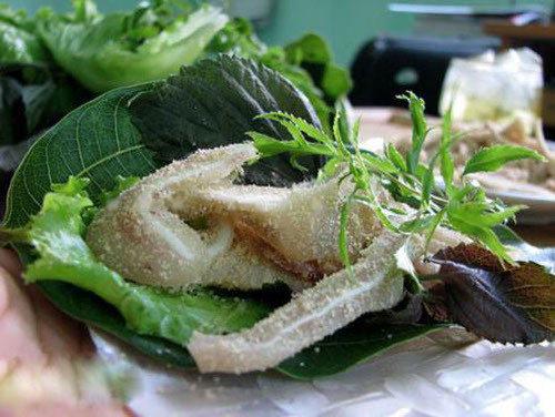 Đinh lăng cuộn tai lợn thích hợp làm món nhậu bởi độ giòn của tai heo, mùi thơm của thính gạo và lá đinh lăng. Tai lợn rửa sạch, trụng qua nước sôi khoảng 5 phút cho chín. Ảnh: healthplus