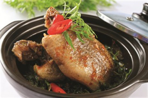 Đặt cá lên, xếp chuối xanh, cà chua, khế và thịt xung quanh. Lọc mẻ để lấy nước cho vào nồi cá. Đặt nồi lên bếp om nhỏ lửa đến khi cá chín, chuối chín mềm là được. Món này có thể ăn với cơm, cuốn với bún đều rất ngon miệng. Ảnh: tlnet