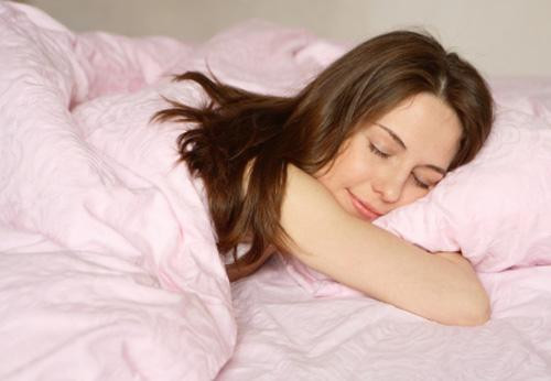 Ngủ sấp bụng. Ngủ sấp bụng không chỉ có hại cơ quan nội tạng mà còn dẫn đến nguy cơ mau chóng có nếp nhăn. Nên ngủ ở tư thế nằm ngửa để tránh tạo những nếp nhăn ngủ. Ảnh: thongtinbenh