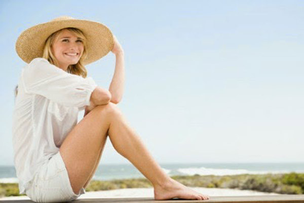 Các chuyên gia làm đẹp khuyên rằng, bạn nên dùng loại kem có chỉ số chống nắng SPF 40 với thành phần mexoryl để bảo vệ da khỏi tia cực tím mà vẫn không bít lỗ chân lông gây mụn. Sử dụng loại kem dạng nước hoặc gel để cấp nước cho da, da dầu được cấp nước sẽ không đổ dầu nữa.