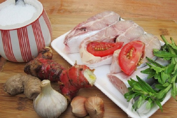 Để có món cá kho giềng ngon bạn cần chuẩn bị những nguyên liệu sau: cá chép, cá trắm hoặc cá ba sa. Gia vị gồm: riềng, xả, đường, gói ướp cá, lá chè xanh, bột canh, mì chính... (Ảnh: vaobepnauan.com)
