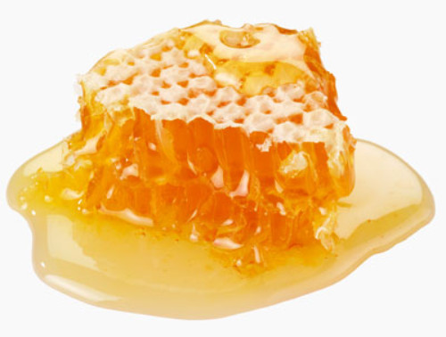 Mật ong được xem là thần dược trong vấn đề làm đẹp của phụ nữ. Chỉ cần dùng khăn bông chấm mật ong trực tiếp đắp lên vùng mụn, để khoảng 30 phút, sau đó rửa lại với nước. Để tăng cường hiệu quả, nên kết hợp với uống nước mật ong. Ảnh: thegioisuaongchua