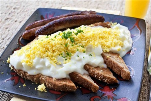 Trứng kèm sốt kem: Đây là một món ăn Mỹ với bánh mì nướng rưới nước sốt làm từ lòng đỏ trứng gà luộc hòa cùng sữa, bơ, bột mì và nước dùng gà, bột tỏi, muối, hành, tiêu... Sự biến tấu độc đáo trong cách chế biến và thưởng thức giúp món ăn thêm phần thú vị và mới lạ hơn.