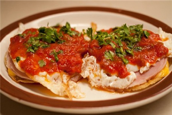Trứng ốp la bánh bắp (Huevos rancheros) của Mexico. Đây là một món ăn sáng rất phổ biến ở xứ sở của chiếc mũ sombrero, trong đó bao gồm trứng rán được bày lên trên một chiếc bánh kếp bột bắp, bên trên rưới nước xốt cà chua ớt, phô mai, dầu ô liu trông vô cùng thơm ngon và hấp dẫn.
