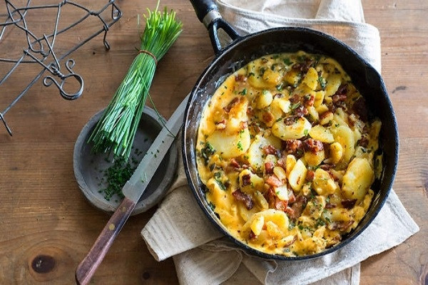 Trứng tráng rau củ kiểu "nông dân" Bauernfrühstück (Đức). Món ăn sáng có cái tên khá hài hước này thực ra chỉ là món trứng tráng đơn giản với khoai tây thái khối, hành tây, ớt xanh, hành boa rô hoặc hẹ cùng với thịt ba chỉ muối hoặc thịt nguội nhưng lại vô cùng ngon và hấp dẫn.