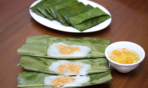 Bánh nậm có thể làm món ăn sáng, hoặc ăn vặt đều ngon miệng. Bánh nậm có màu xanh nõn bên ngoài, màu trong trắng của bột, màu đỏ của nhân. Bánh có lớp trên lớp dưới, có trước, có sau giống như con người xứ Huế. Ảnh: wikia