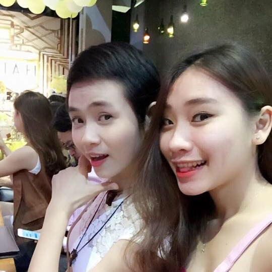 Ngay cả khi trải qua xạ trị, tóc rụng gần hết nhưng cô nàng vẫn rất lạc quan. "Lúc trước tóc em dài lắm nhưng sau những đợt hoá trị thì tóc lại rụng. Giờ em vẫn thích tóc dài nhưng ai cũng khen tóc ngắn đẹp nên em cũng vui". (Ngọc Nữ bên trái chụp ảnh cùng bạn).