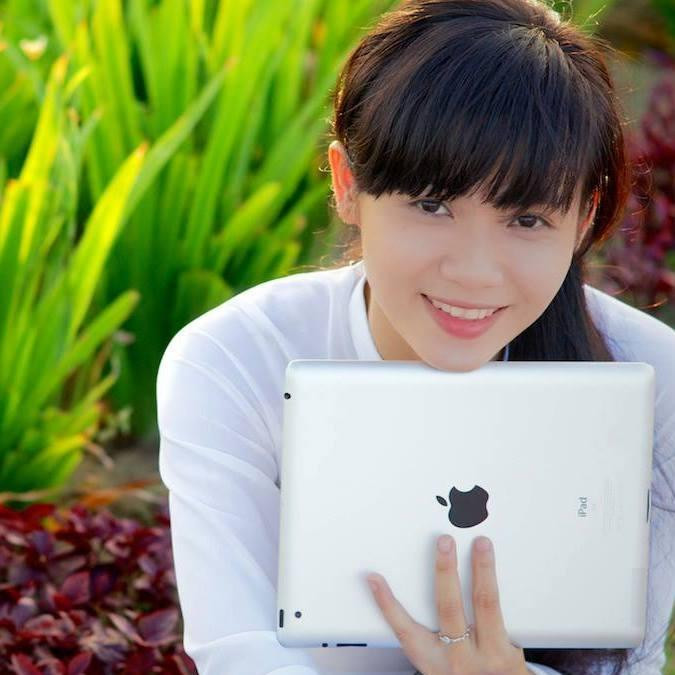 Học xong cao đẳng nhưng không tìm được việc làm thích hợp, ngoài đi biểu diễn múa mỗi khi có sự kiện, Nữ còn chịu khó ở nhà tạo mẫu, cắt may quần áo. Tiếp đó, cô bỏ mối cho các cửa hàng thời trang để có thu nhập hàng ngày, trang trải cuộc sống.
