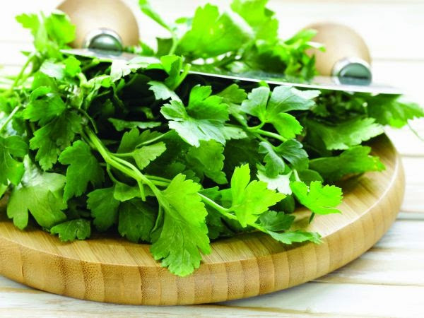 Mùi tây cho một trái tim khỏe mạnh. Các chất chống oxy hóa có lợi khác nhau trong rau mùi tây như vitamin C, vitamin E, beta-carotene, quercetin và flavonoids có thể giúp ngăn ngừa sự oxy hóa trong hệ thống tim mạch bằng cách trung hòa các gốc tự do giảm nguy cơ bệnh tim. Ngoài ra, myristicin, một loại dầu trong rau mùi tây tươi, có thể làm tăng hoạt động của các chất chống oxy hóa glutathione trong cơ thể chúng ta.