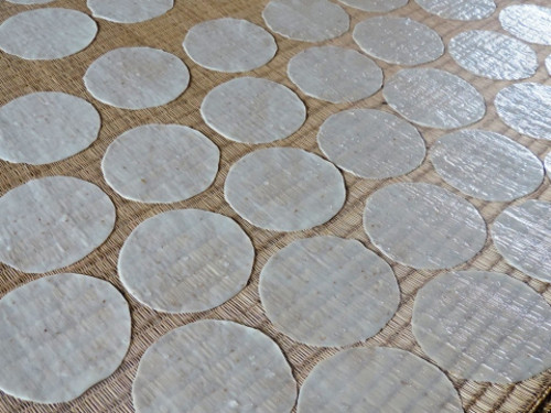 Bánh phồng Sơn Đốc xốp dẻo, béo ngậy như gói trọn tình cảm của người làm bánh ở quê hương Đồng Khởi. Bánh được làm bằng gạo nếp xôi chín, giã nhuyễn, quyện chung nước cốt dừa và các gia vị muối, đường, hành...Ảnh: lehoiduabentre