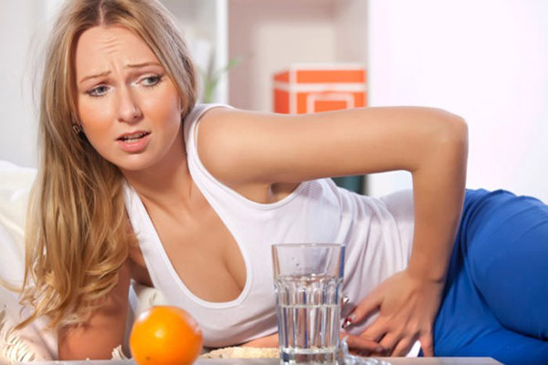 Dạ dày là nơi đầu tiên phải “hứng chịu” hậu quả khi ăn quá no. Mỗi ngày, bộ phận này phải tiết khoảng 8000 mg dịch tiêu hóa để tiêu hóa thức ăn. Ăn no khiến cho dạ dày bị căng phồng, nhu động chậm lại, dịch tiêu hóa tiết không đủ khiến thức ăn không thể tiêu hóa hết.