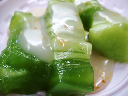 Hòa tan đường, nước, bột măng rồi nấu sôi đến khi hơi sệt. Đun hai loại bột cho đặc lại. Lần lượt cho bột vào khuôn. Cứ một lớp xanh, một lớp trắng, hấp chín. Bánh chan nước đường và nước cốt dừa. Ảnh: sotaydulich