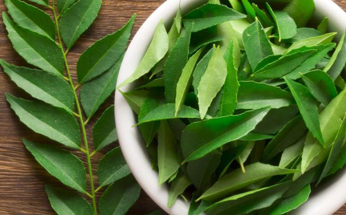 Lá cà ri có đặc tính chống oxy hóa và chứa keratin nổi tiếng với khả năng ngăn ngừa rụng tóc và thúc đẩy tăng trưởng tóc. Ảnh: spiceography.