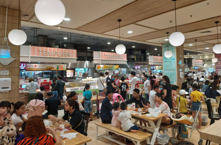 Rất đông người ăn uống vô tư tại quầy ăn nhanh
