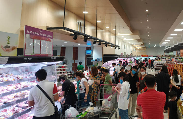 Rất đông người tại siêu thị tầng 1 trung tâm AEON Mall