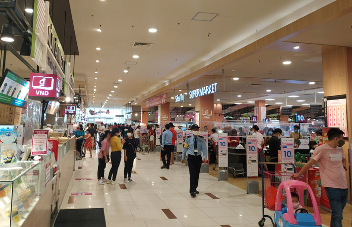Nhưng với lượng khách hàng rất lớn nên không thể thực hiện được việc giữ khoảng cách với từng khách hàng