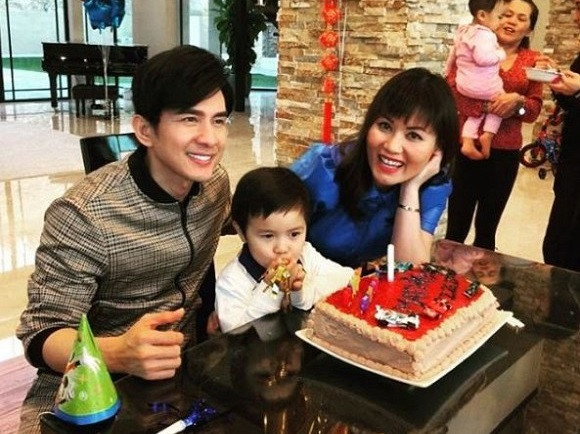 Việc kinh doanh của bà xã nam ca sĩ -Thủy Tiên cũng chịu ảnh hưởng không nhỏ. Riêng cậu ấm được vợ chồng Đan Trường cho nghỉ học tại nhà. Ngoài ra, Thủy Tiên cũng cho biết để phòng ngừa việc có thể dịch bệnh sẽ xấu hơn, gia đình cô cũng đã dự trữ đồ ăn. Ngoài ra, bà xã Đan Trường cũng đã mua một số thuốc, sữa, vitamin lưu trữ sẵn ở nhà cho con trai.
