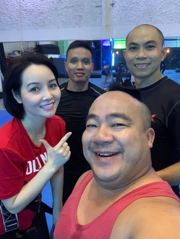 Hiếu Hiền xuất thân trong một gia đình giàu truyền thống nghệ thuật với mẹ là cố nghệ sĩ Kim Ngọc và ba là nghệ sĩ Đức Lang. Thế nhưng, anh chàng lại không biết hát cải lương mà lại có duyên diễn hài luôn mang đến nụ cười sảng khoái cho khán giả. Từ nhỏ, Hiếu Hiền đã theo chân bố mẹ làm quen với ánh đèn sân khấu. Anh được chọn diễn những vai hài nhỏ, giang hồ cộc cằn thô lỗ...
