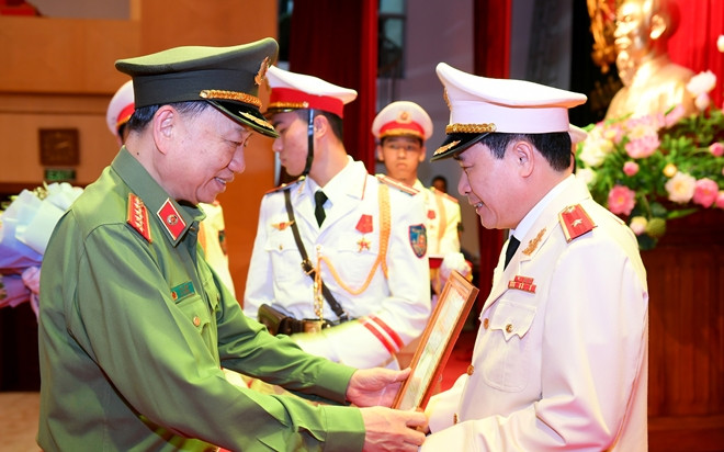 Bộ trưởng Tô Lâm trao quyết định và chức mừng Thứ trưởng Lê Quốc Hùng