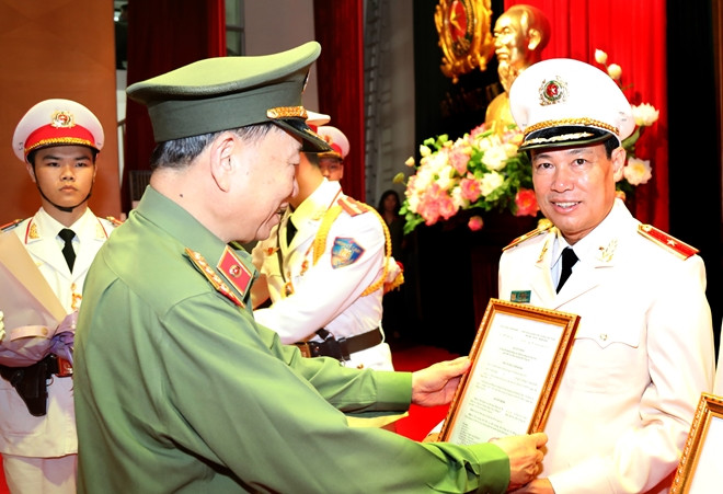 Bộ trưởng Tô Lâm trao quyết định và chúc mừng tân Thứ trưởng Lê Tấn Tới