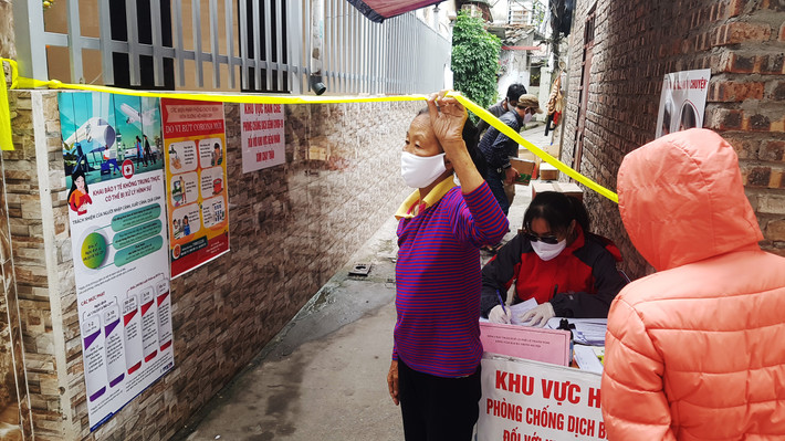 Sau khi bệnh viện Bạch Mai trở thành "ổ dịch" COVID-19, lối vào của "xóm chạy thận" tại ngõ 121 Lê Thanh Nghị được lực lượng chức năng lập chốt kiểm soát.