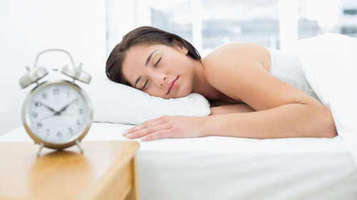 Con người dành 1/3 cuộc đời cho việc ngủ bởi giấc ngủ có ý nghĩa rất lớn. Giấc ngủ là thời điểm cơ thể nghỉ ngơi, tái tạo sức lao động, tự sửa chữa để đảm bảo cơ thể vận hành bình thường. (Ảnh: Life, minh họa)